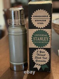 Bouteille isotherme en acier inoxydable universelle Vintage Stanley d'un quart, neuf dans sa boîte (NIB) 944.