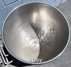 Ensemble de (2) bols à mélanger industriels Hobart en acier inoxydable de 140 quarts pour boulangerie