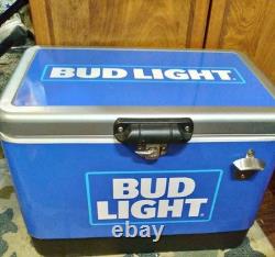 Glacière rigide Bud Light 54 quarts en acier inoxydable avec loquet en métal, prix de vente au détail de 300 $