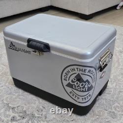 Rare Coors Light Coleman Glacière en Acier Inoxydable de 54 Quart avec Ceinture Lisez